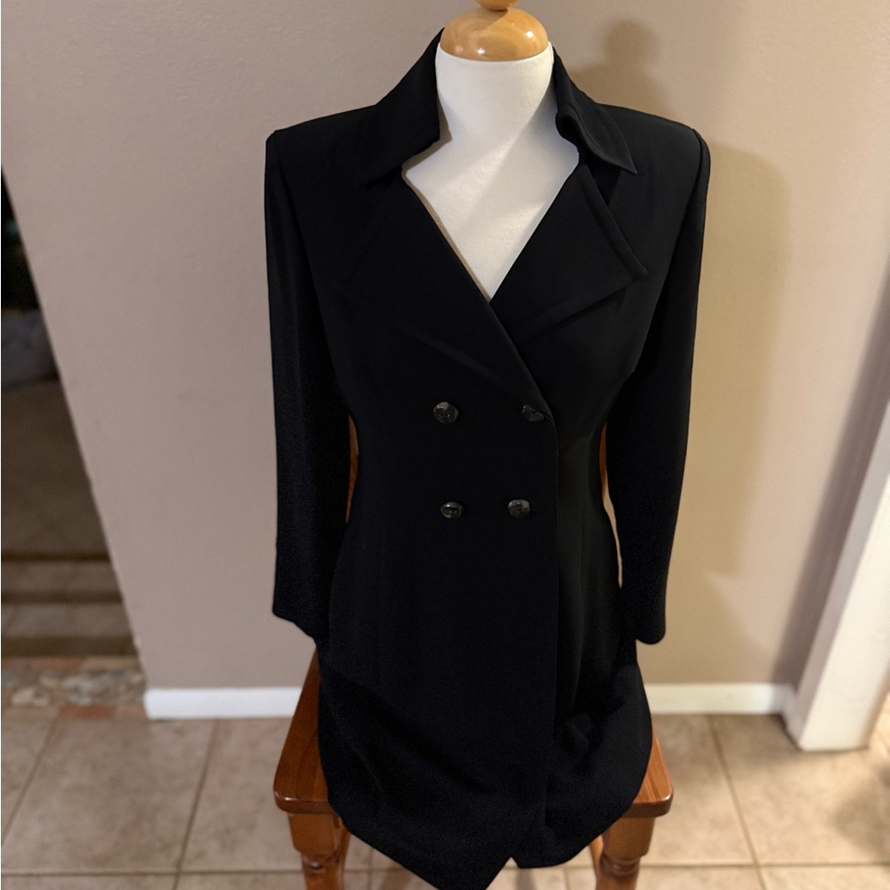 Warren Petites Long Double-Breasted Blazer with a Tailored Cut– Size 8P